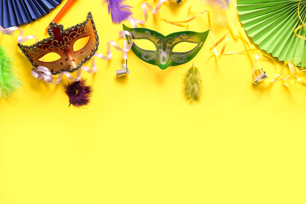 Karnevál maszkok party szarvak és dekoráció Mardi Gras ünneplés sárga alapon - Fotó, kép