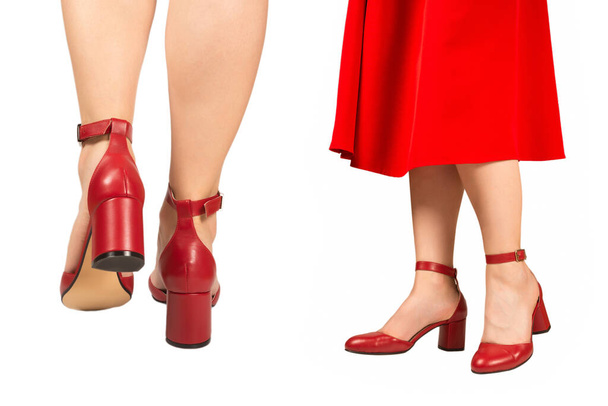 Patas de mujer en sandalias rojas retro en tacones aislados sobre fondo blanco. - Foto, Imagen