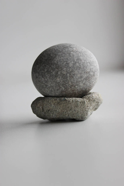 Equilibrio Concetto Immagine. Liscio pietra rotonda su un'altra pietra porosa - Foto, immagini