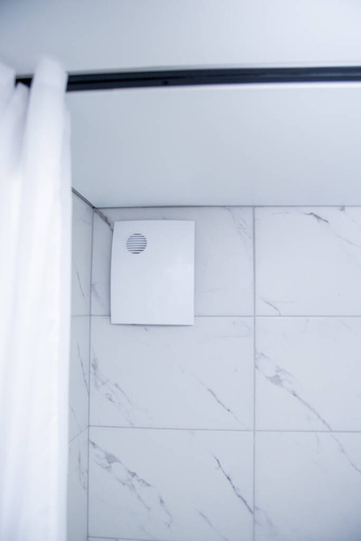 wentylator w prysznicu zamykany piękną dekoracyjną osłoną, dyfuzorem i zasłoną w wannie - Zdjęcie, obraz