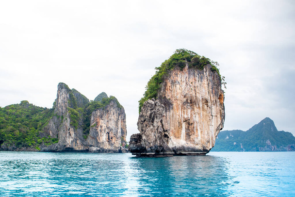 Детальный вид на зеленые скалы на островах Пхи Пхи - одно из самых известных мест в Таиланде  - Фото, изображение