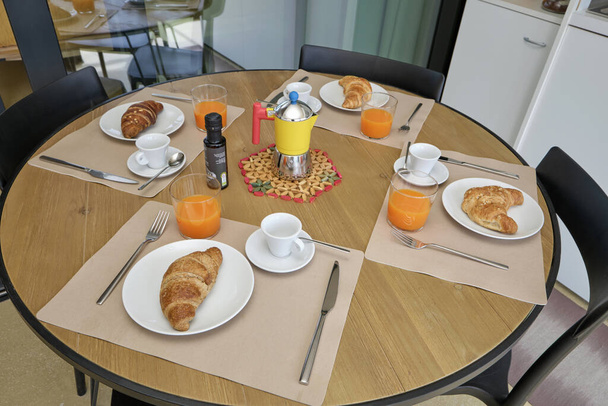 Itálie, Sicílie, provincie Ragusa, venkov; 14. dubna 2023, elegantní farmářské středisko, snídaně podávané v kuchyni - EDITORIAL - Fotografie, Obrázek