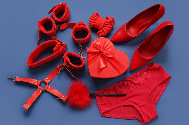 Összetétel női bugyi, szex játékok, ajándék doboz és cipő színes háttér. Valentin-napi ünneplés - Fotó, kép