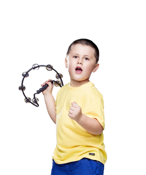 fröhlicher Junge im bunten Hemd mit Tamburin - Foto, Bild
