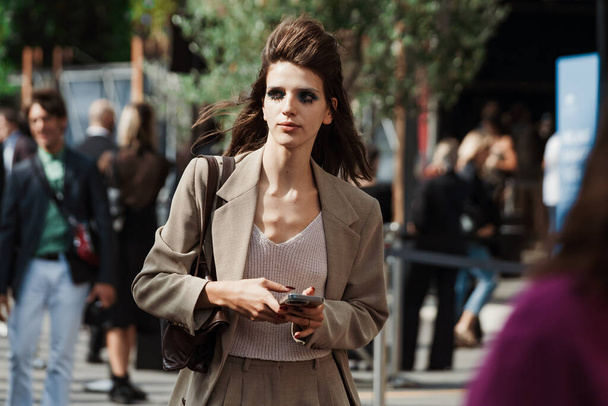 Een model buiten Antonio Marras show tijdens Milan Fashion Week Womenswear Spring / Summer 2024. - Foto, afbeelding