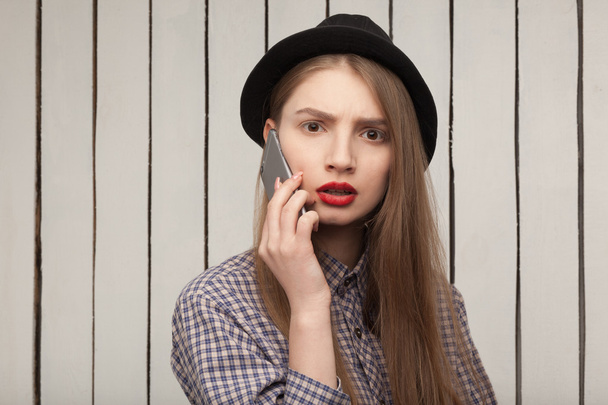 krásná, smutná, rozrušená dívka mluví na modelu telefonu, červené rty, - Fotografie, Obrázek