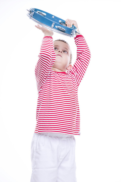 Niño feliz en camisa colorida con pandereta
 - Foto, imagen