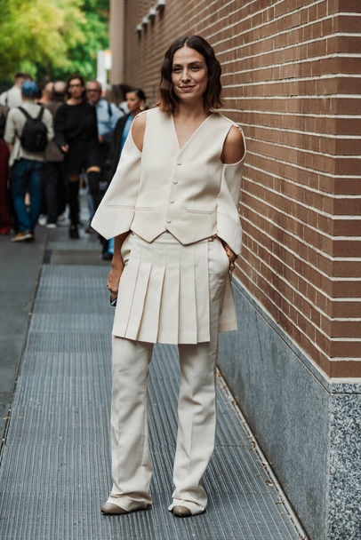 Erika Boldrin se ve usando una crema blanca trajes Fandi, fuera del espectáculo de Fendi durante la Semana de la Moda de Milán Womenswear Primavera / Verano 2024. - Foto, imagen