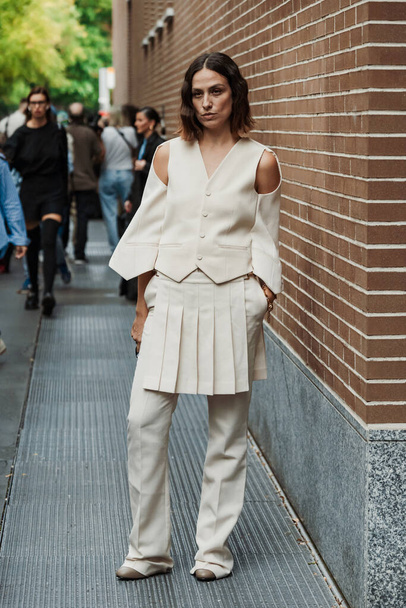 Erika Boldrin porte un costume Fandi crème blanche, devant le défilé Fendi lors de la Fashion Week de Milan Vêtements Femme Printemps / Eté 2024. - Photo, image