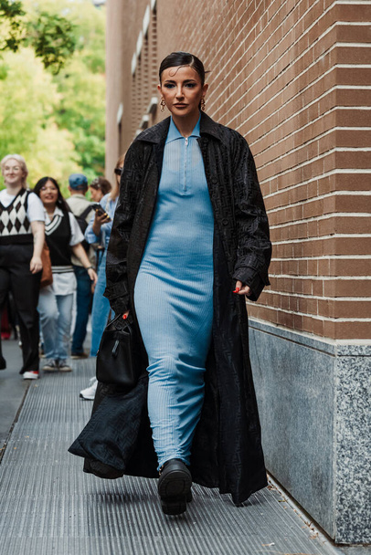 Η Alexandra Pereira φοράει όλα τα Fendi, έξω από την έκθεση Fendi κατά τη διάρκεια της Εβδομάδας Μόδας του Μιλάνου Γυναικεία ενδύματα Άνοιξη / Καλοκαίρι 2024. - Φωτογραφία, εικόνα