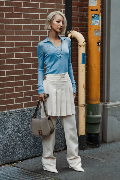 Ένας επισκέπτης έξω από την επίδειξη Fendi κατά τη διάρκεια της εβδομάδας μόδας του Μιλάνου Γυναικεία ενδύματα Άνοιξη / καλοκαίρι 2024. - Φωτογραφία, εικόνα