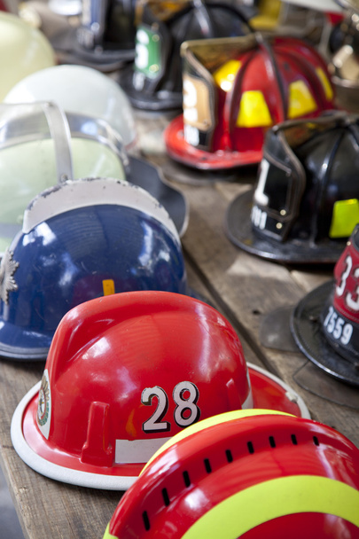 行のいくつかの消防士のヘルメット - 写真・画像