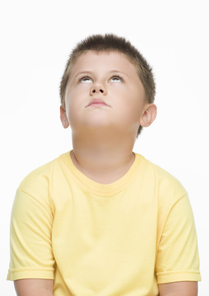 Kleiner Junge im gelben Hemd blickt nach oben - Foto, Bild