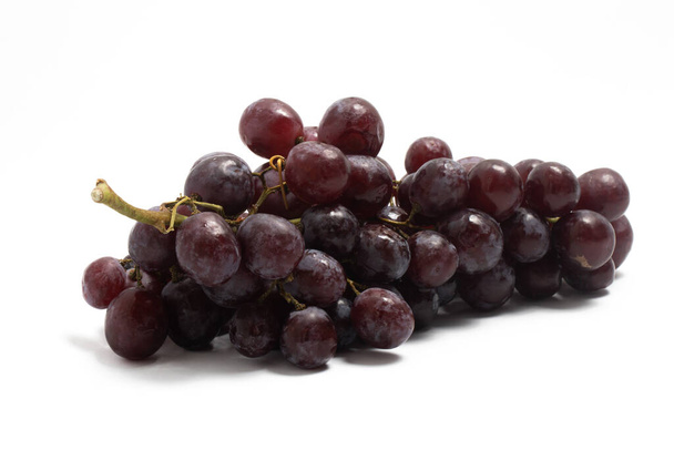 Un ramo de uvas rojas orgánicas frescas deliciosa vista lateral de la fruta aislada en el camino de recorte de fondo blanco - Foto, imagen