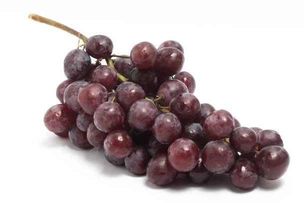 Un ramo de uvas rojas orgánicas frescas deliciosa vista lateral de la fruta aislada en el camino de recorte de fondo blanco - Foto, imagen