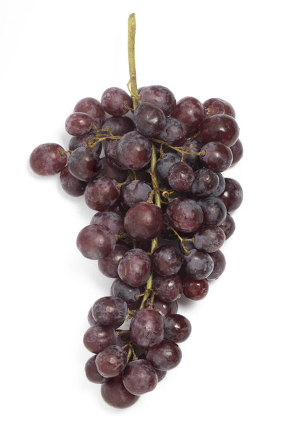 Un ramo de uvas rojas orgánicas frescas deliciosa vista superior de la fruta aislada en el camino de recorte de fondo blanco - Foto, imagen