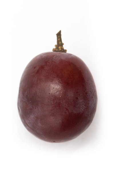 Primer plano de uvas rojas orgánicas frescas deliciosa fruta con una rama aislada en el camino de recorte de fondo blanco - Foto, imagen