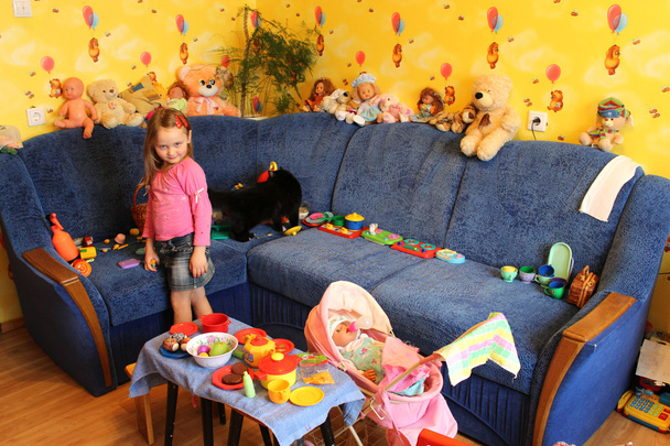 menina brincando com brinquedos em seu quarto
 - Foto, Imagem