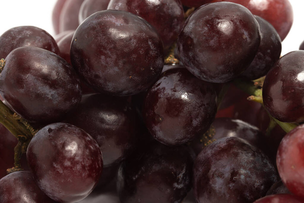 Detalle de cerca de uvas rojas orgánicas frescas deliciosa fruta aislada en el camino de recorte de fondo blanco - Foto, imagen