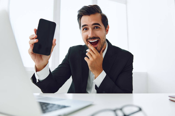 Telefon člověk bezdrátové pracovní podnikatel mluvit profesionální kancelář pracoviště úsměv úspěch smartphone okupace osoba inteligentní notebook vítěz atraktivní počítač šťastný mobilní - Fotografie, Obrázek