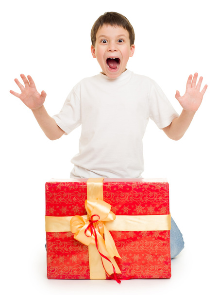 niño con caja de regalo
 - Foto, Imagen