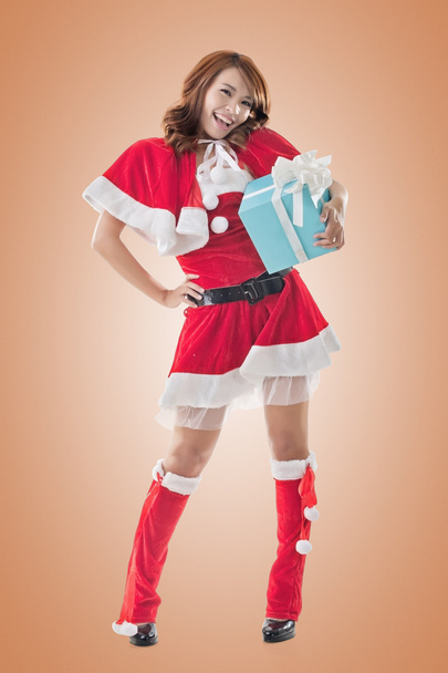 Sorriso felice asiatico Natale ragazza tenere regalo scatola
 - Foto, immagini