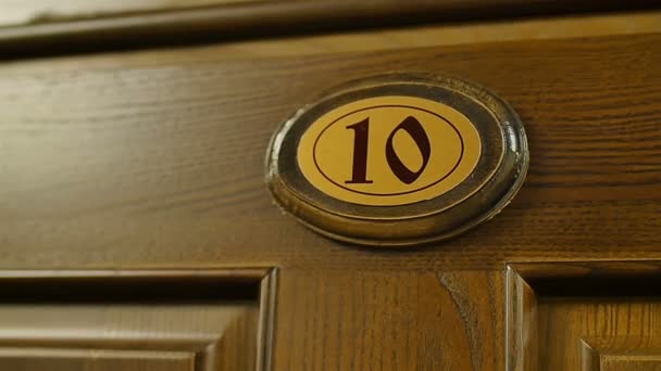 dřevěné číslo deset na dveře zavřít - Záběry, video
