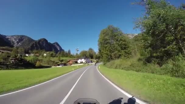 Steilkurven auf einem Motorrad, das durch die Landschaft fährt - Filmmaterial, Video