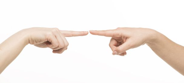 Duas mãos femininas diferentes tocando uma na outra pelo dedo indicador
 - Foto, Imagem