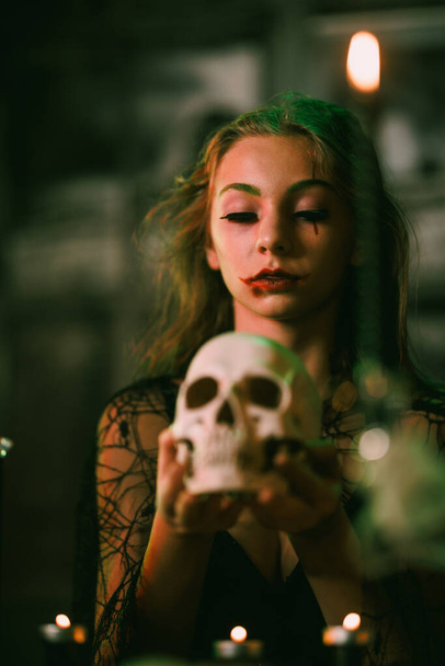 Retrato de una linda adolescente con cráneo se está preparando para la fiesta de Halloween. - Foto, imagen