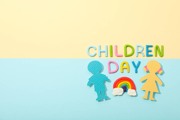 L'inscription Journée de l'enfant avec des figures en papier des enfants - Photo, image