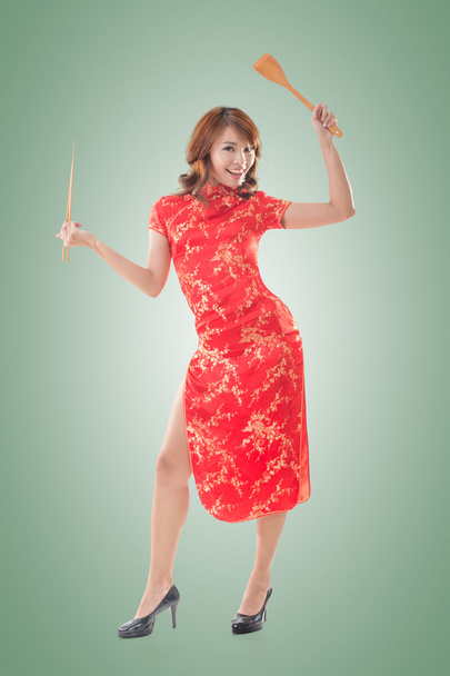 中国の女性は伝統的なチョンサムをドレス - 写真・画像