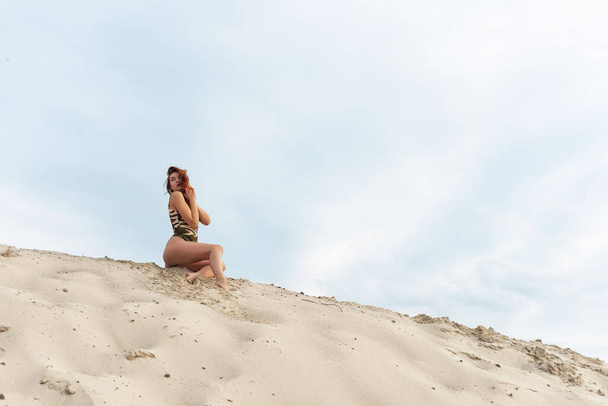 Ψηλή κοπέλα σε αμμόλοφο - Φωτογραφία, εικόνα