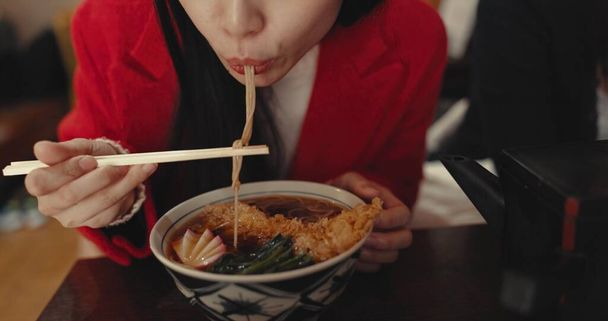 Žena, ústa a jíst ramen v restauraci na večeři, jídlo a nudle v jídelně. Detailní záběr, hladová dáma a hůlky na misku špaget, japonskou kuchyni a přestávku na oběd v bufetu. - Fotografie, Obrázek