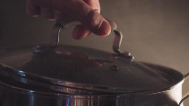 Vychutnávání vůně, Gurmánské dobrodružství v domácí kuchyni v soumraku - Záběry, video