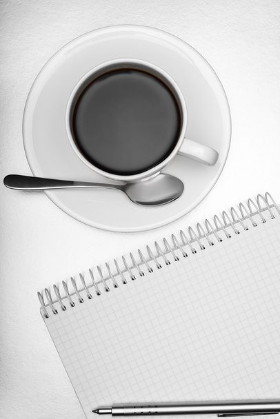 Kladblok, pen en kopje koffie - Foto, afbeelding