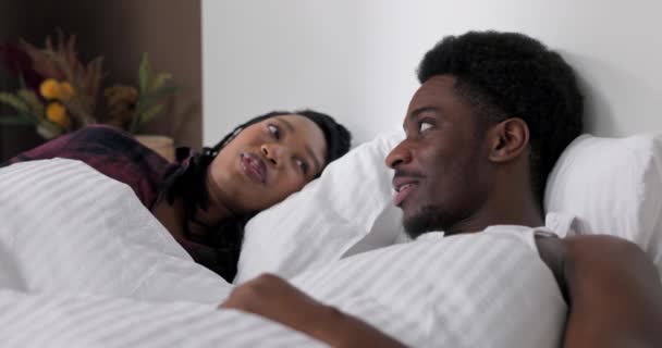 Söpö amerikkalainen tummaihoinen musta nainen makaa sängyssä nukkuen halaten. Hapy ihana pari kaunis vaimo tyttöystävä ja poikaystävä aviomies juuri naimisissa suhde käsite. - Materiaali, video