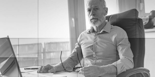 Portrait d'un homme d'affaires âgé assis au bureau, lumière dure, motif géométrique - Photo, image