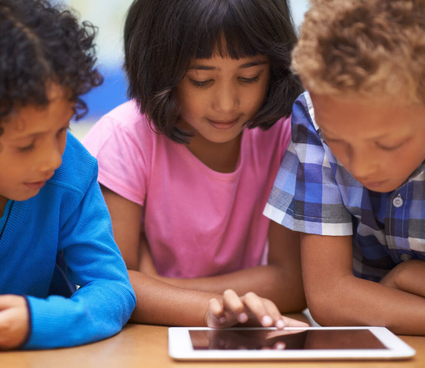 Uczniowie, dzieci uczące się i tablety w klasie do edukacji online, streamingu wideo i informacji w grupie. Młode dzieci z technologią cyfrową i przewijaniem wiedzy i rozwoju szkół. - Zdjęcie, obraz