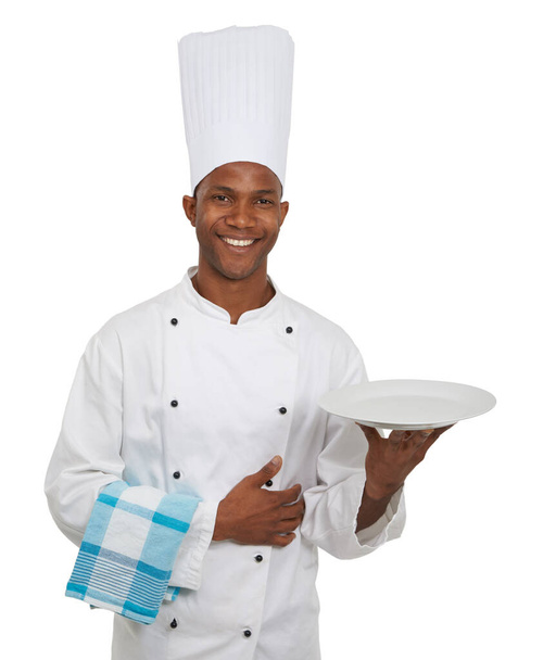 Ritratto, chef e piatto in studio nella carriera dell'ospitalità, server felice, cameriere e professionista nell'industria alimentare. Uomo africano, catering lavoro e sorriso sul viso e servire con cappello da sfondo bianco. - Foto, immagini