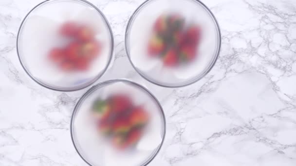 Φράουλες, φρεσκοπλυμένες και αποξηραμένες, αποθηκεύονται τακτοποιημένα σε γυάλινο μπολ με χάρτινη πετσέτα και καλύπτονται με πλαστική μεμβράνη για να διατηρηθεί η φρεσκάδα. - Πλάνα, βίντεο