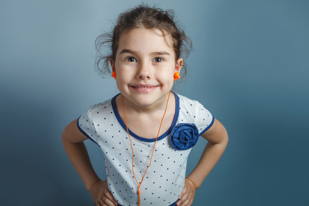 Teini tyttö Euroopan ulkonäkö viisi vuotta kuulokkeet kuunnella
 - Valokuva, kuva