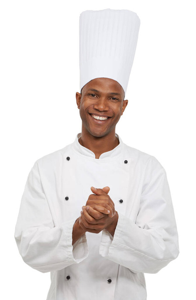 Portré, fekete férfi és boldog séf a stúdióban elszigetelt fehér háttérrel. Arc, szakács és mosoly a fiatal afrikai személy, pék vagy éttermi dolgozó kalapban vendéglátó munka Nigériában. - Fotó, kép