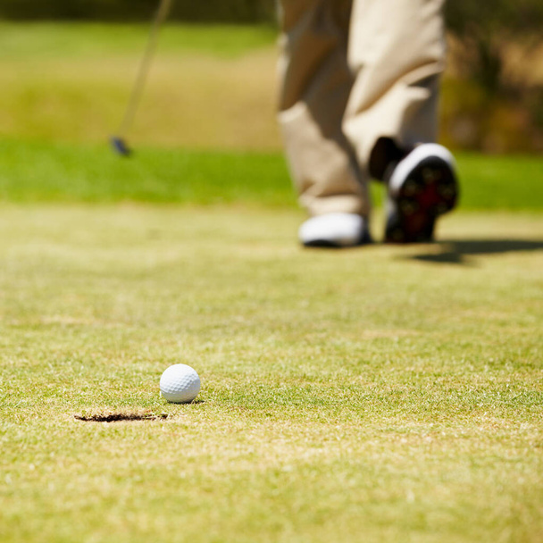 Golf, top ve çukur yazın spor, eğlence ya da hobi için yakın çekim için. Yarışma ya da antrenman sırasında golf sahasında yürüyen bir golfçüyle çim, toprak ya da saha. - Fotoğraf, Görsel