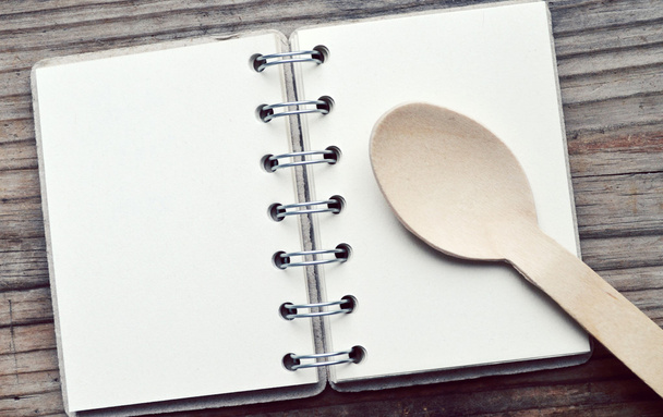 Un cuaderno en espiral retro vacío con cuchara de madera
 - Foto, Imagen