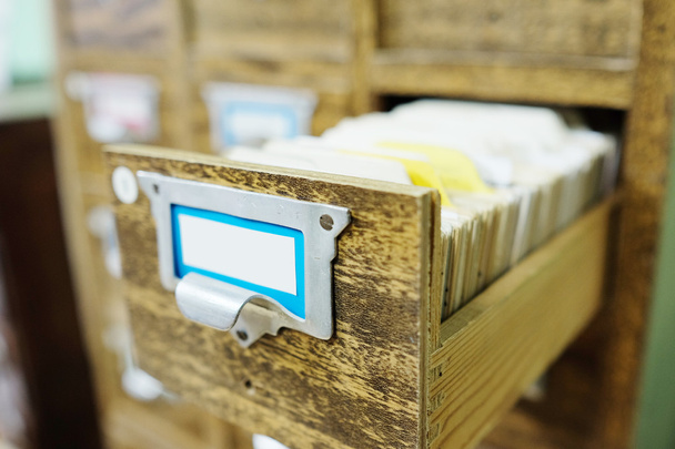 Cajones con tarjetas de catálogo en la biblioteca
 - Foto, imagen