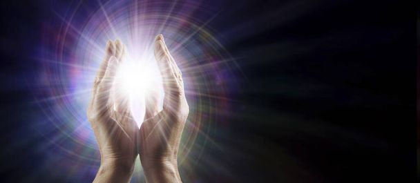 Envío de plantilla de concepto de curación cuántica - Male Reiki Master Healer con manos paralelas que alcanzan la luz orbe de estrella blanca contra el campo de energía vórtice multicolor con espacio de copia para el mensaje espiritual  - Foto, imagen