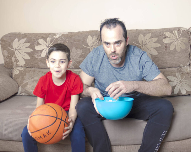 Vater und Sohn schauen gemeinsam Fußball - Foto, Bild