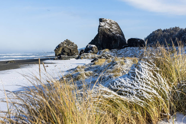 Arrêt populaire à Gold Beach Oregon connu sous le nom de Kissing rock avec un paysage enneigé en raison d'une rare tempête hivernale en février 2023 - Photo, image
