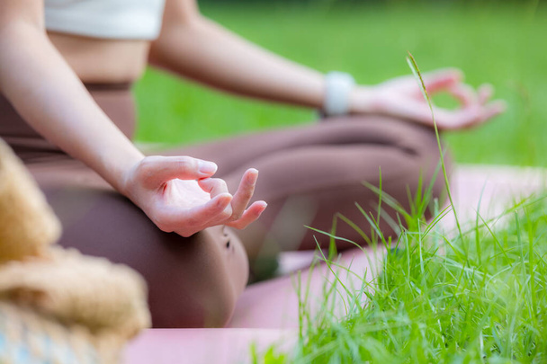 Mujer practicando yoga lección respirando meditando en el parque al aire libre - Foto, imagen